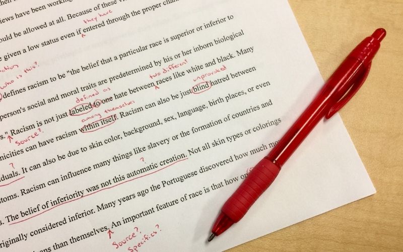 Imagem de folha de papel contendo várias marcações de erros em caneta vermelha. Simbolizando erros a se evitar ao colocar curso online no currículo